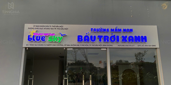 Làm biển hiệu chữ mica viền khung inox có LED ở TPHCM