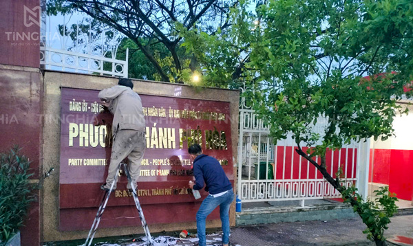 Thi công gắn biển hiệu quảng cáo, bảng hiệu công ty bằng chữ nổi inox ở Thuận An