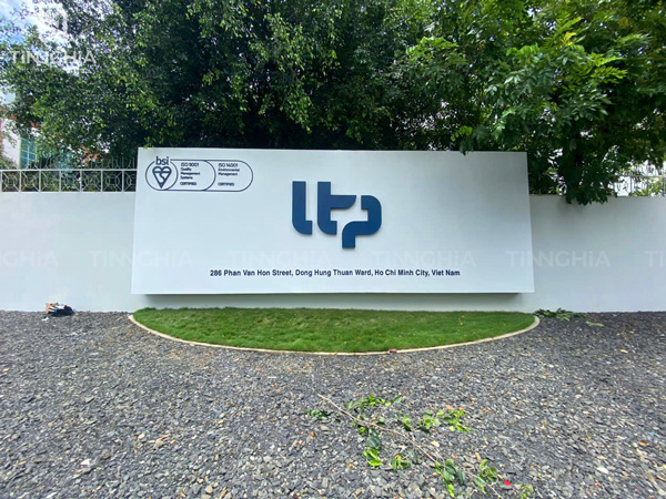 Thi Công Thay Mới Bảng Hiệu Công Ty LTP Cập Nhật Địa Chỉ