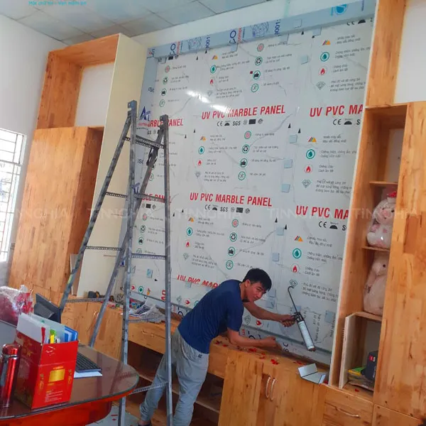 BẢNG HIỆU ỐP PVC VÂN ĐÁ DĨ AN | LÀM BIỂN HIỆU GIẢ ĐÁ CHỮ NỔI ĐẸP