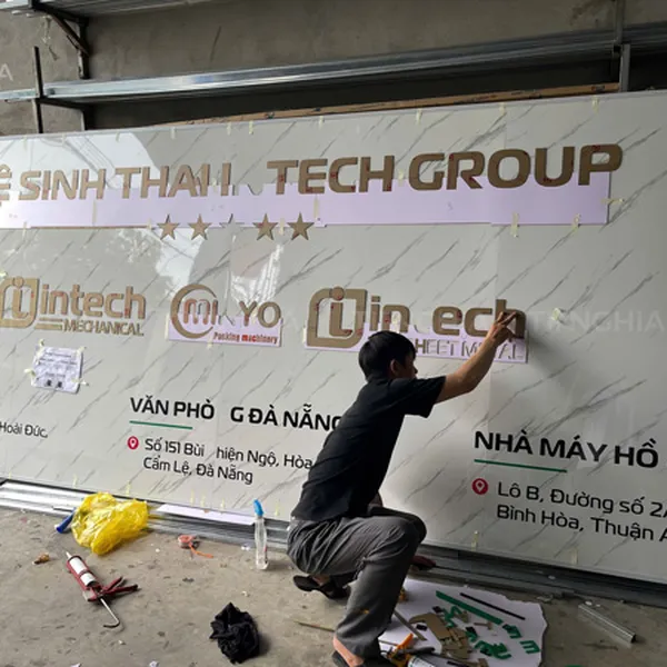 BẢNG HIỆU ỐP PVC VÂN ĐÁ DĨ AN | LÀM BIỂN HIỆU GIẢ ĐÁ CHỮ NỔI ĐẸP