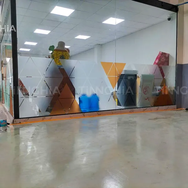 DÁN DECAL CỬA KÍNH DĨ AN | IN BẢNG HIỆU DÁN KÍNH Ở BÌNH DƯƠNG