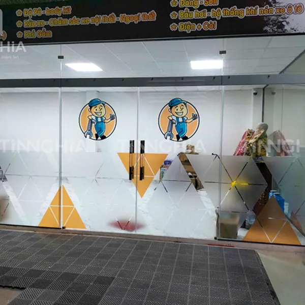 DÁN DECAL CỬA KÍNH DĨ AN | IN BẢNG HIỆU DÁN KÍNH Ở BÌNH DƯƠNG