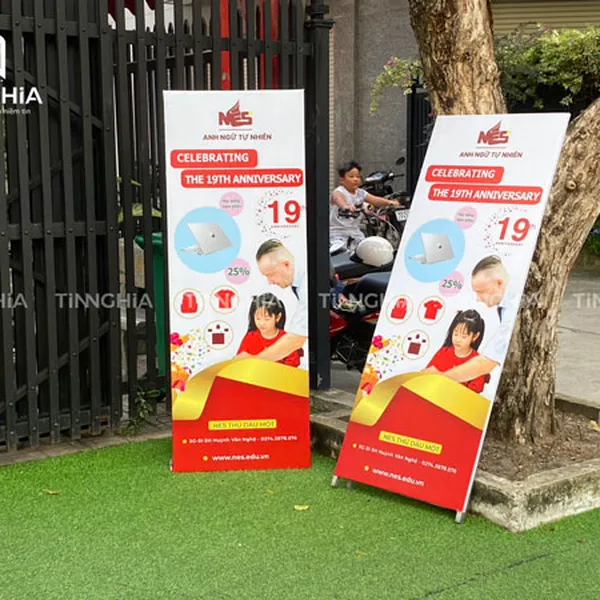 IN ẤN STANDEE GIÁ RẺ DĨ AN | LÀM STANDEE CHỮ X | STANDEE CUỐN NHÔM 