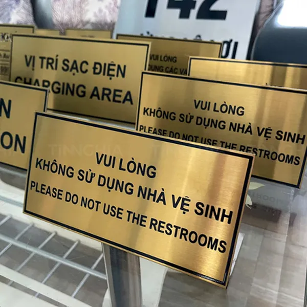 LÀM BIỂN THÔNG BÁO CHỈ DẪN GIÁ RẺ