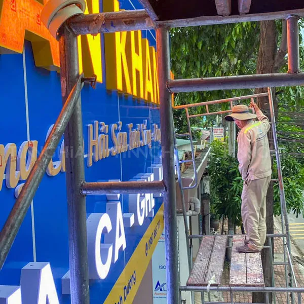 ỐP ALU BẢNG HIỆU DĨ AN | Thi Công Mặt Dựng Alu Quảng Cáo