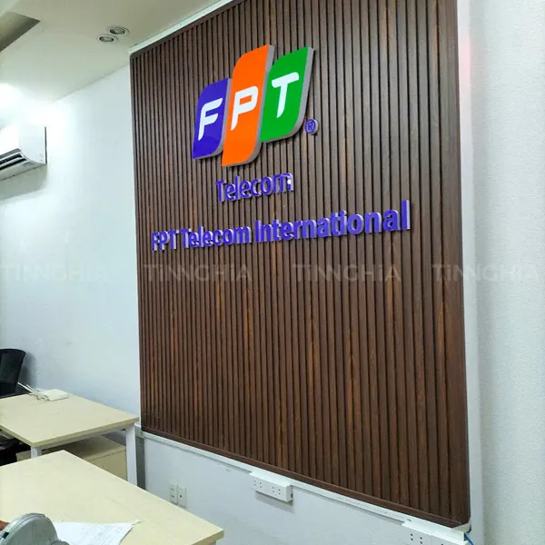 THANH LAM NHỰA GIẢ GỖ CHỮ MICA THUẬN AN 