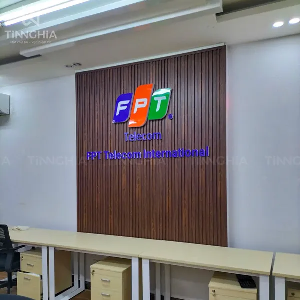 THANH LAM NHỰA GIẢ GỖ CHỮ MICA THUẬN AN 
