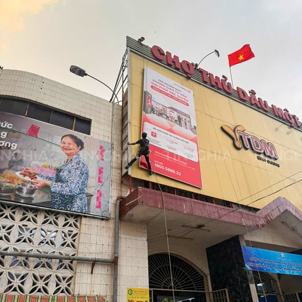 THI CÔNG BẢNG BẠT KHUNG SẮT Ở CHỢ THỦ DẦU MỘT