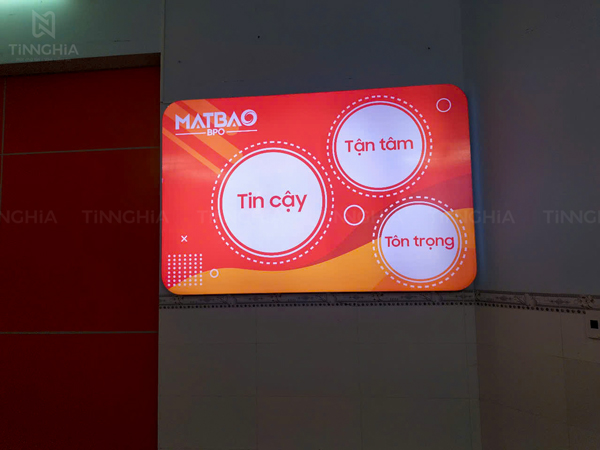 Đi kèm dịch vụ thay mới bảng hiệu hộp đèn trong nhà