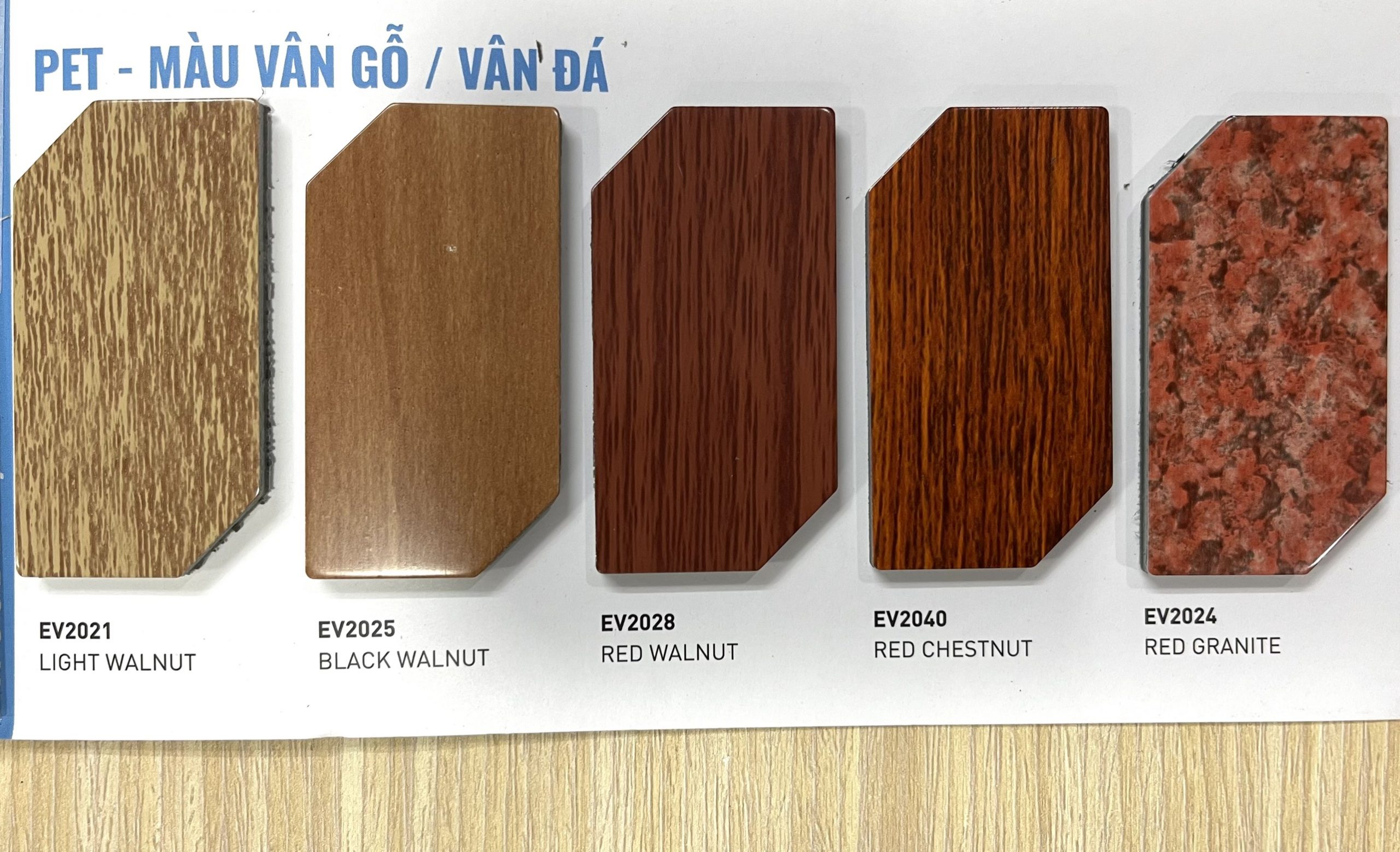 VÁCH NGĂN NHỰA GIẢ GỖ BẾN CÁT