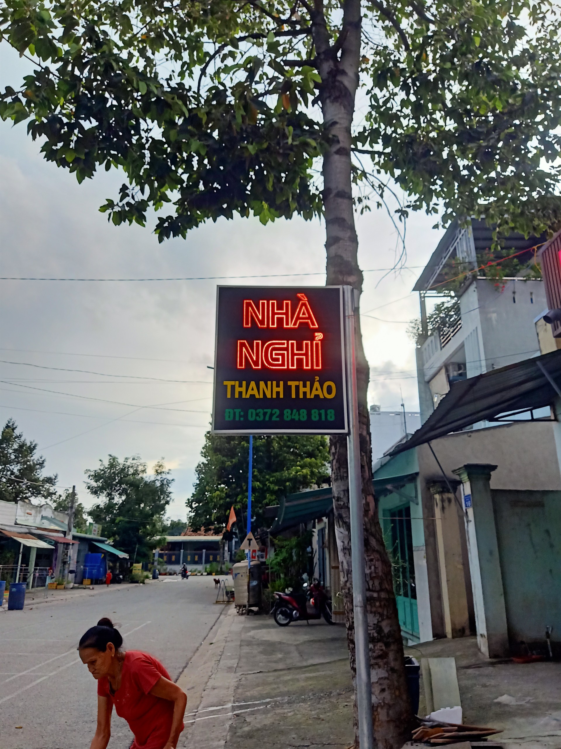 Hộp đèn LED vẫy lọng mica nhà nghỉ