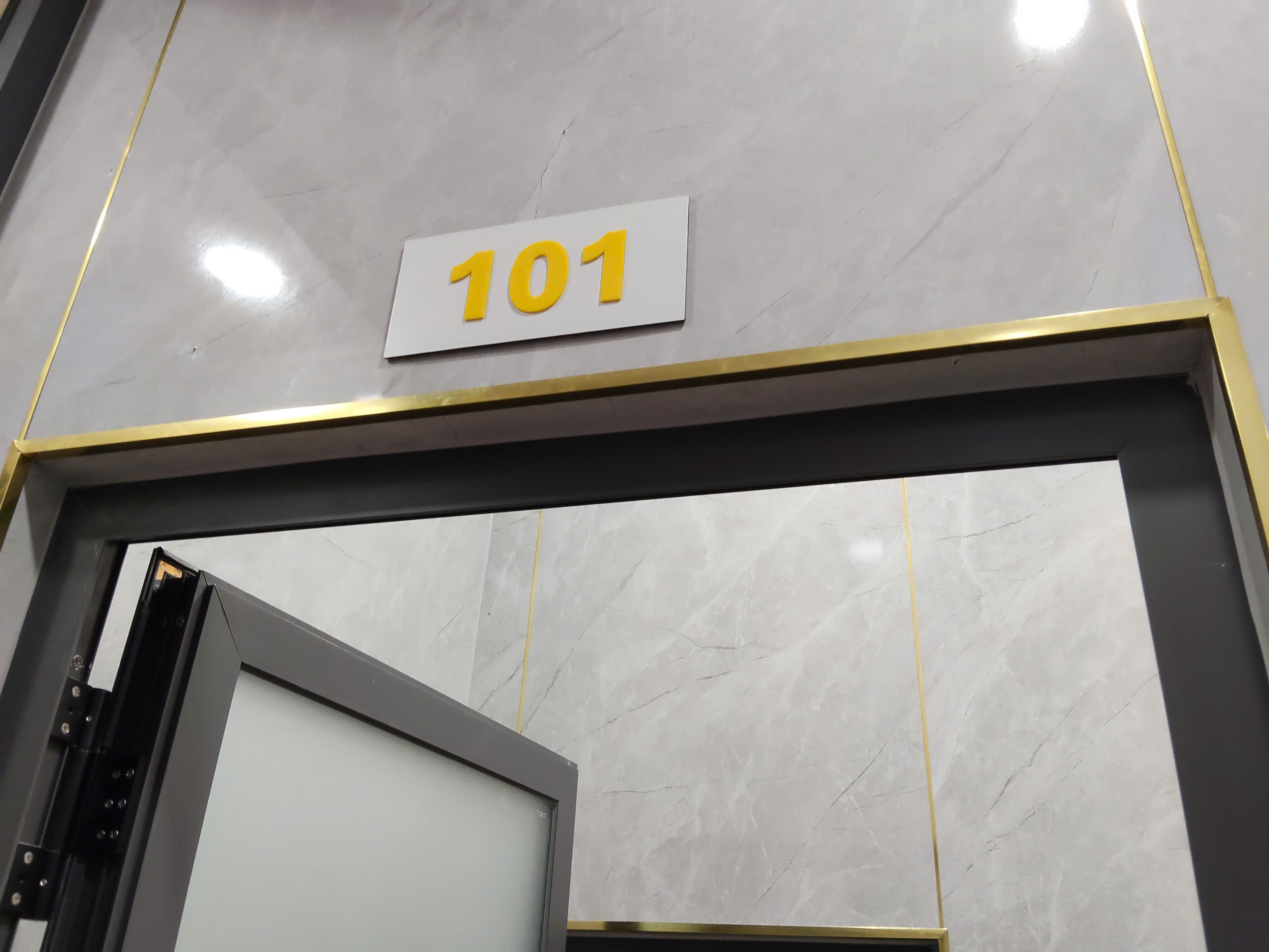 Mica Dán Decal TPHCM | Thi Công Quảng Cáo Tín Nghĩa