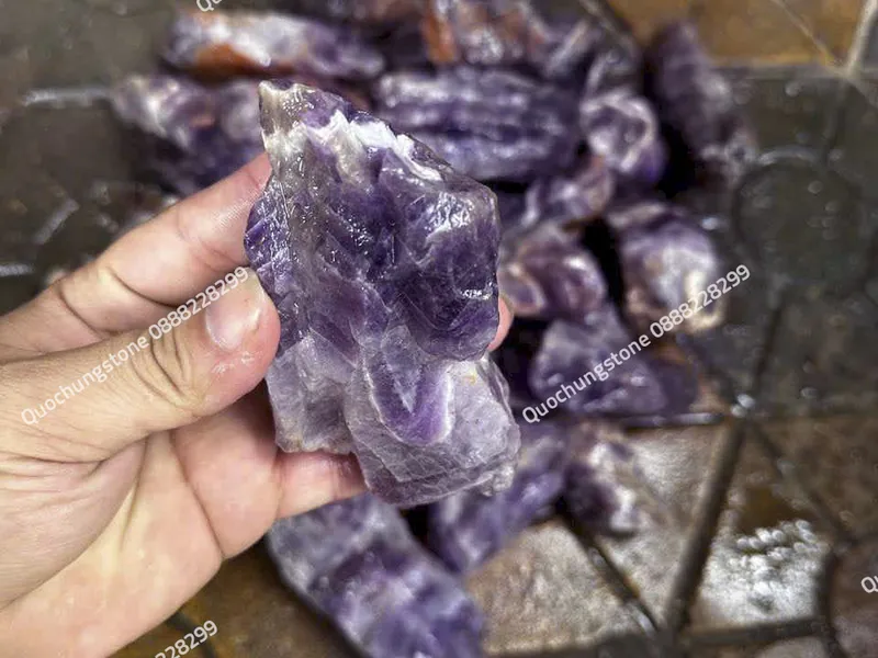 Đá Tinh Thể Thạch Anh Tím Thô Tự Nhiên – Vẻ Đẹp và Ý Nghĩa Phong Thủy