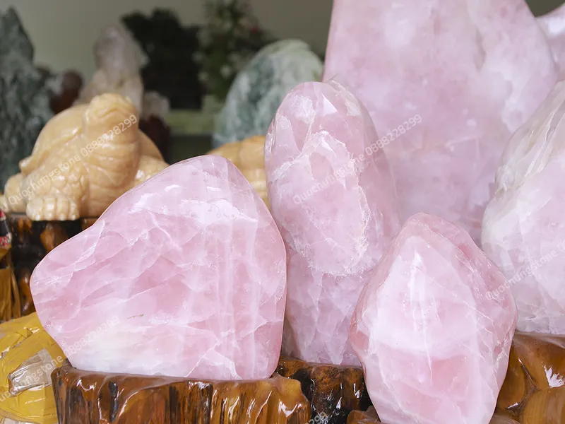 Đặt Núi Đá Thạch Anh Hồng Ở Đâu Để Tăng Vượng Khí Nhanh Chóng?