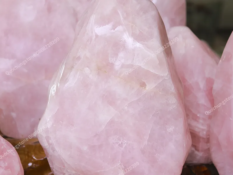 5 Lý Do Bạn Nên Đặt Núi Đá Thạch Anh Hồng Trong Phòng Làm Việc