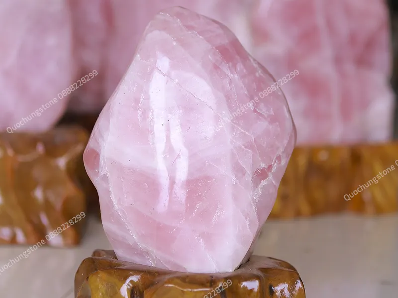 Tác Phẩm Núi Đá Thạch Anh Hồng Nguyên Khối Giúp Thanh Lọc Năng Lượng Xấu Trong Nhà Bạn