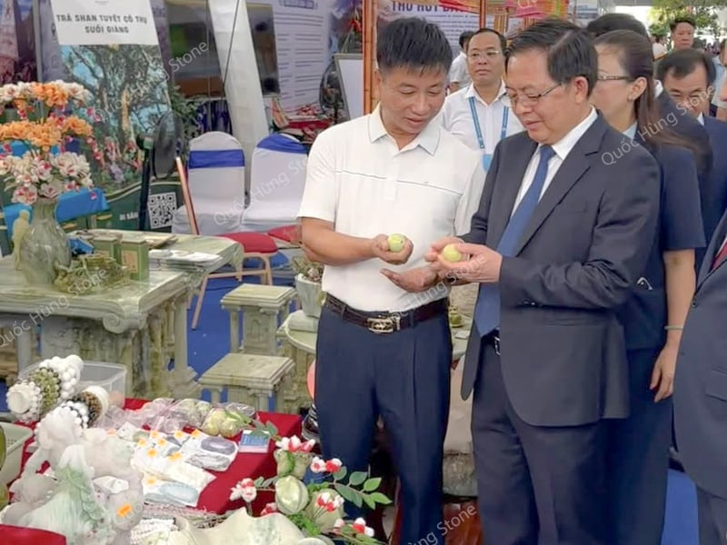 PHÓ THỦ TƯỚNG HỒ QUỐC DŨNG GHÉ THĂM GIAN HÀNG ĐÁ MỸ NGHỆ VIỆT NAM TẠI HỘI NGHỊ XÚC TIẾN ĐẦU TƯ LÀO CAI 2026