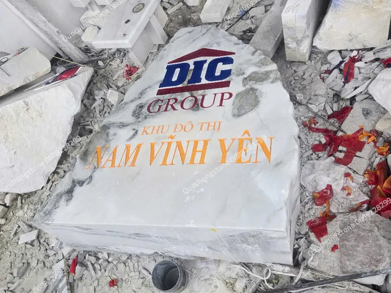 Thi Công Biển Hiệu Đá Trắng Yên Bái Tại Quốc Hùng Stone: Uy Tín Tạo Nên Thương Hiệu