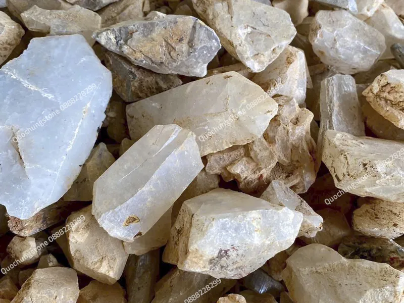 Thạch Anh Vụn Hay Sỏi Nhân Tạo – Loại Nào Tốt Hơn Cho Rải Sân Vườn?