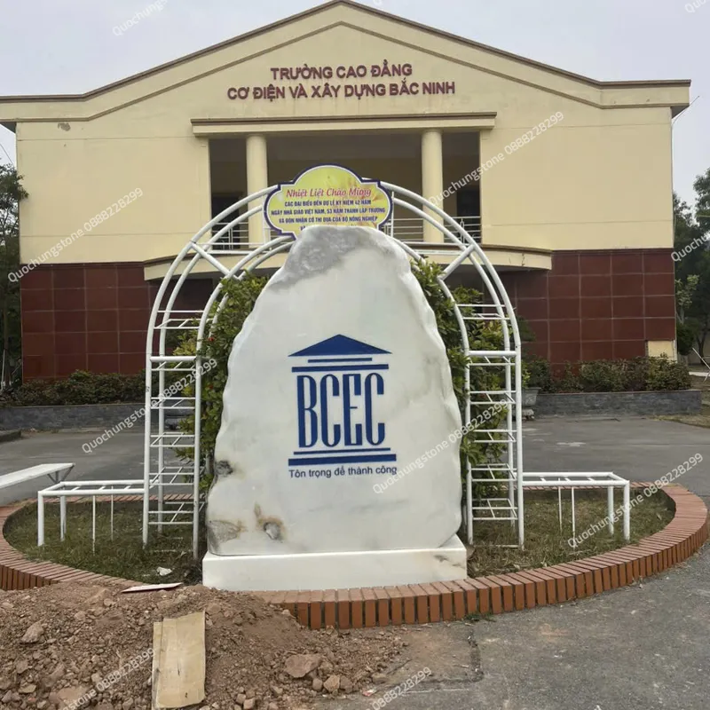 Lợi Ích Phong Thủy Khi Sử Dụng Biển Hiệu Trường Học Đá Tự Nhiên