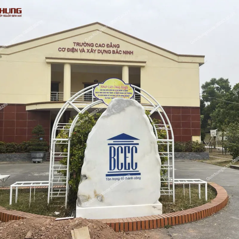 Lợi Ích Phong Thủy Khi Sử Dụng Biển Hiệu Trường Học Đá Tự Nhiên