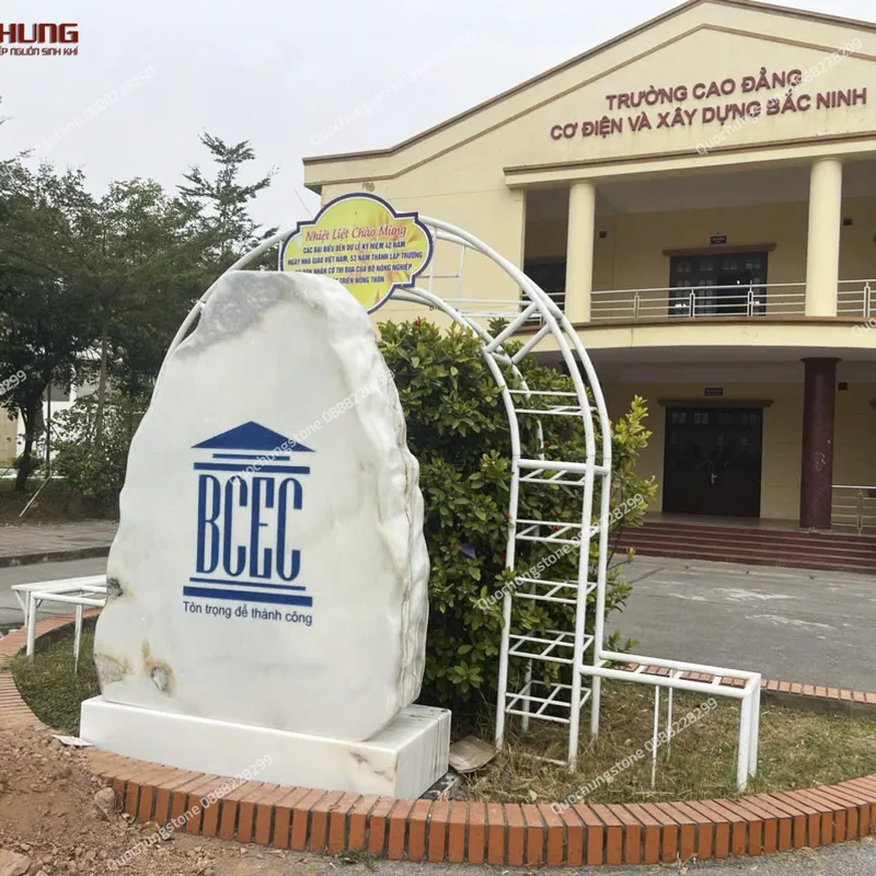 Lợi Ích Phong Thủy Khi Sử Dụng Biển Hiệu Trường Học Đá Tự Nhiên