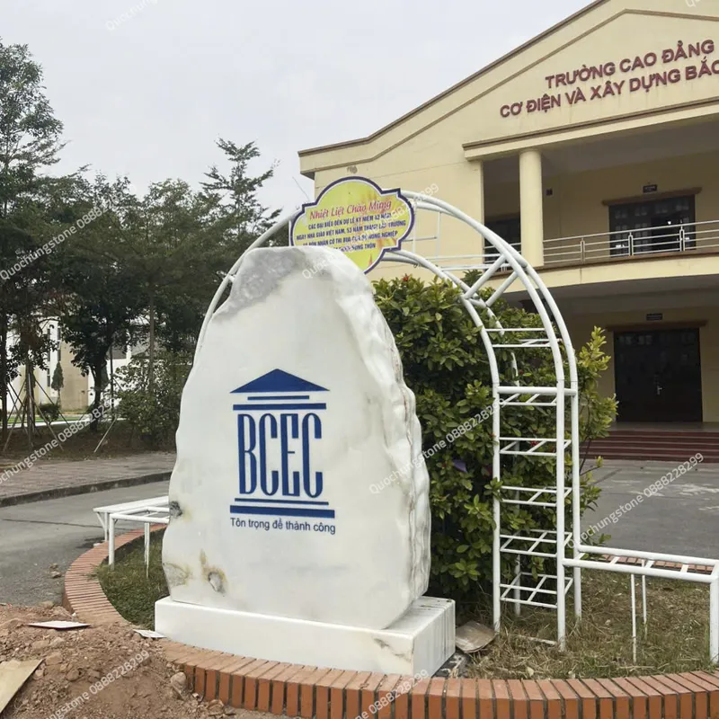 Lợi Ích Phong Thủy Khi Sử Dụng Biển Hiệu Trường Học Đá Tự Nhiên