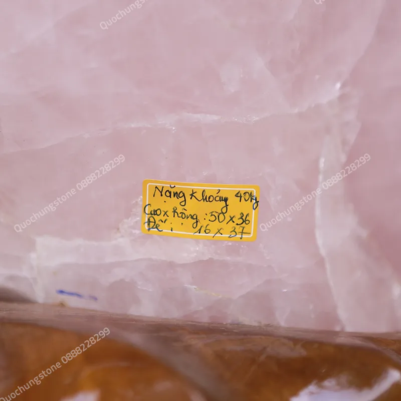 Núi Đá Thạch Anh Hồng Tự Nhiên – Mang Vượng Khí Cho Góc Làm Việc Tinh Tế