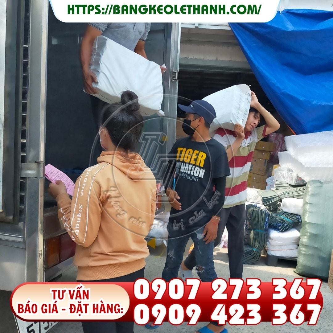 Lên băng keo dán nền sọc vàng đen cho khách