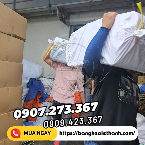 Lên hàng băng keo văn phòng phẩm cho khách
