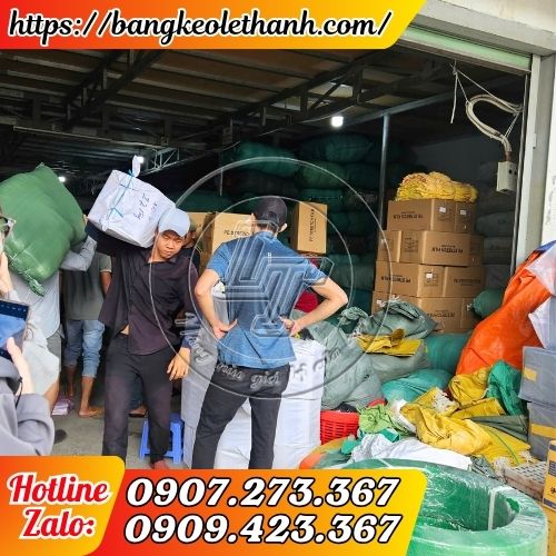 Lên băng keo smili cho khách