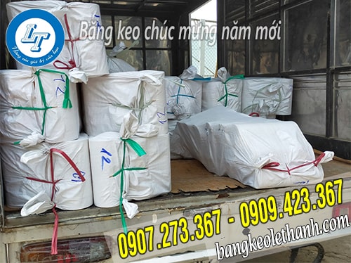 Giao hàng băng keo in chữ chúc mừng năm mới