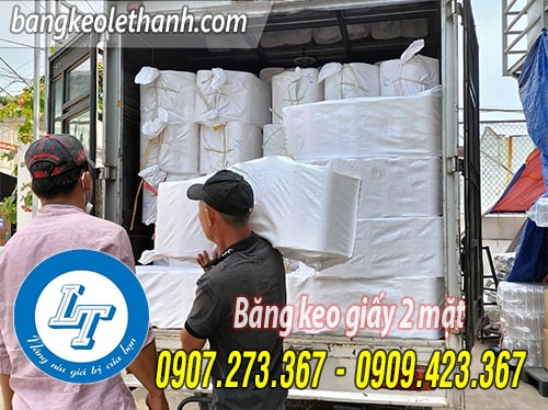 Giao hàng băng keo giấy 2 mặt màu trắng