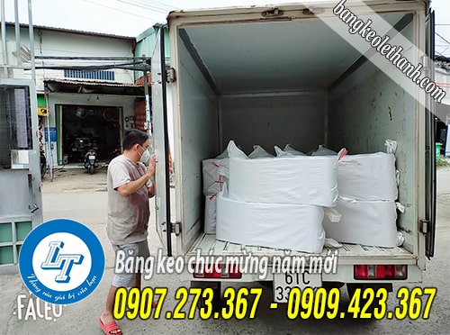 Giao hàng băng keo chúc mừng năm mới