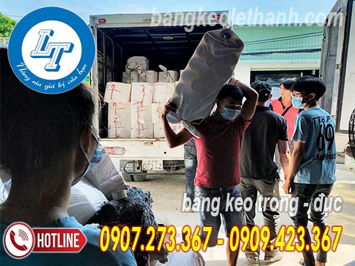 Giao hàng băng keo trong đục cho khách