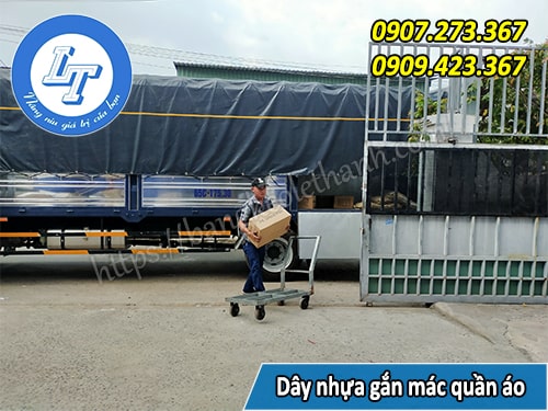 Giao sỉ dây nhựa gắn mác quần áo