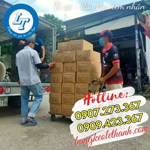 Giao ti xỏ dây treo tem nhãn cho khách