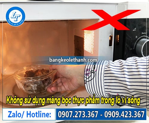 Không nên sử dụng màng bọc thục phẩm trong lò vi sóng