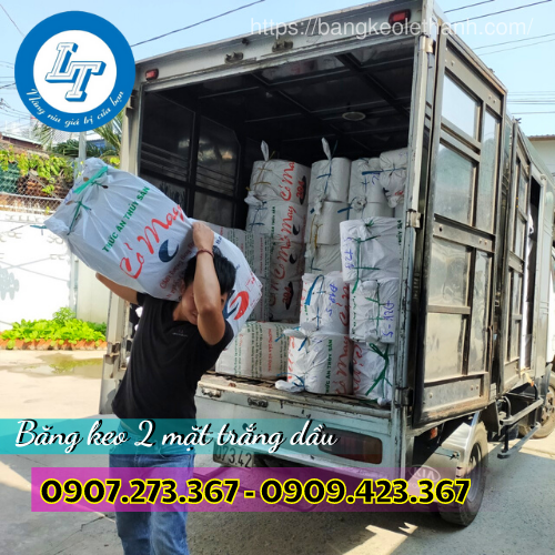 Lên hàng băng keo 2 mặt trắng dầu cho khách