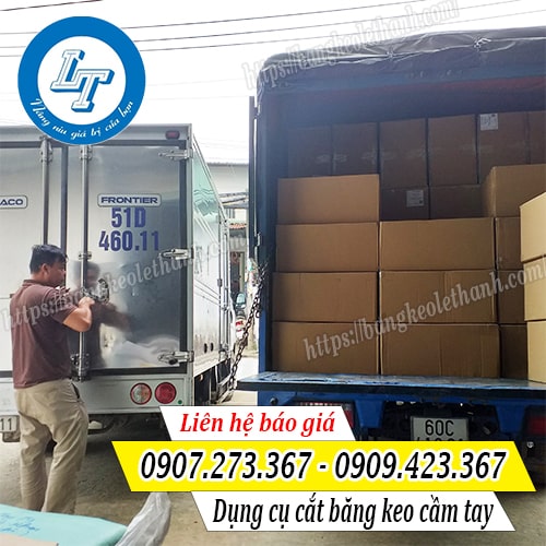 Lên hàng dụng cụ cắt băng keo cho khách
