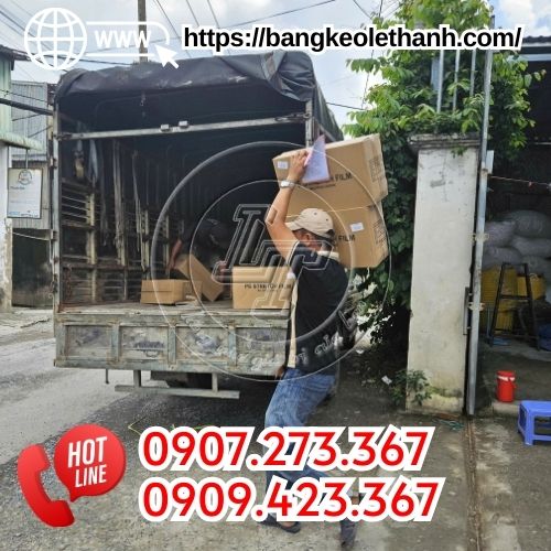 Lên hàng dụng cụ cắt băng keo để bàn cho khách