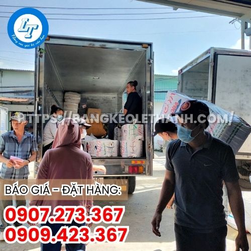 Lên hàng băng keo điện cho khách