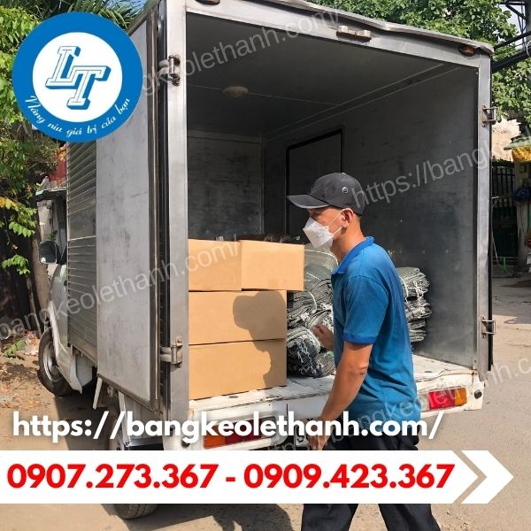 Băng keo phản quang cảnh báo cho khách HCM