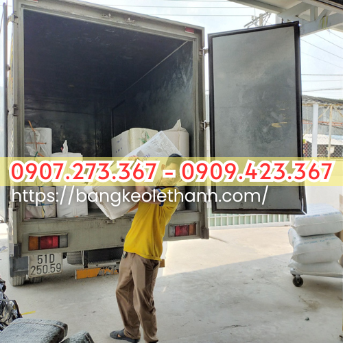 di-hang-bang-keo-in-logo-in-chu-hang-de-vo-cho-khach