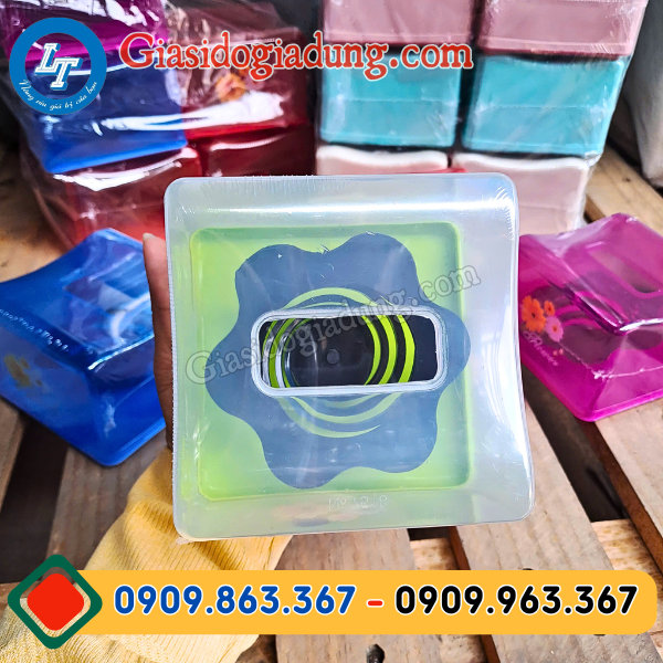 cận cảnh hộp đựng khăn giấy vuông lò xo tại xưởng lê thanh