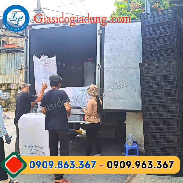 giao nhanh ly nhựa cứng có nắp cho khách miền nam