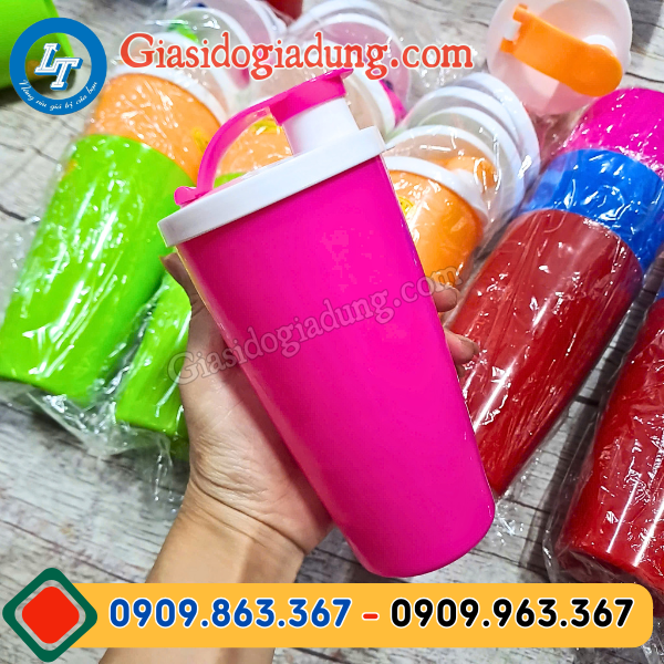 ly nhựa cứng có nắp bật kèm vòi rót tiện lợi giá sỉ đủ màu
