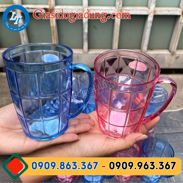ly nhựa trong suốt có quai đủ màu giá sỉ cạnh tranh