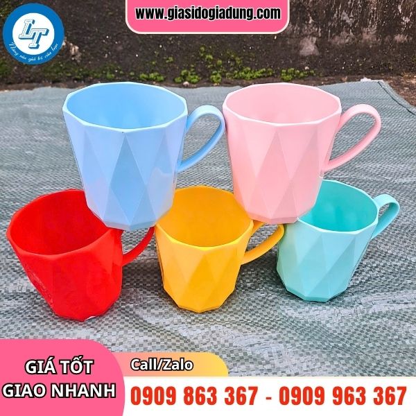 mối lấy sỉ ly nhựa kim cương có tay cầm hàng đẹp giá rẻ cạnh tranh